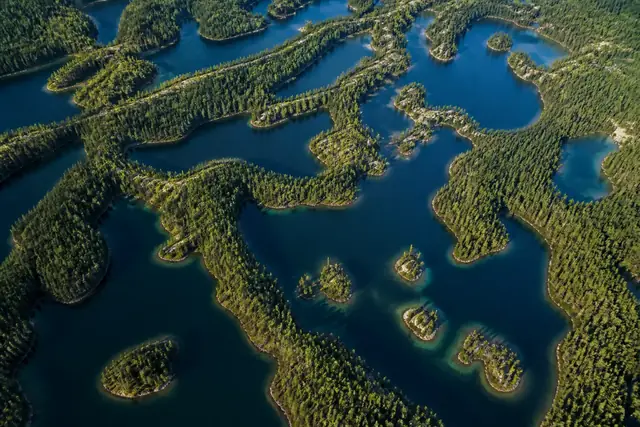 Suoraan alas kuvattu sokkelo sinisiä järviä, joita erottavat kapeat metsäiset harjut ja saaret.